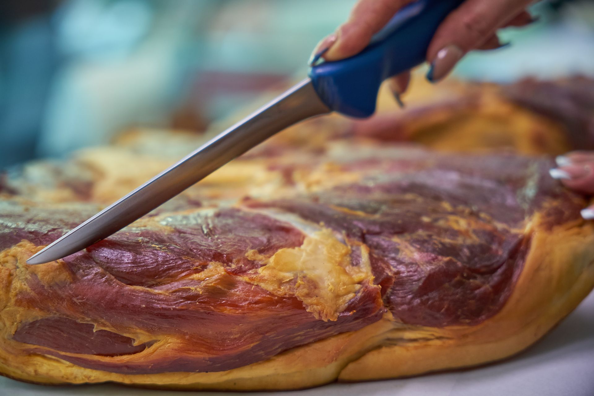 Füstölt sonka kézi szeletelése a Rákóczi Húsboltban